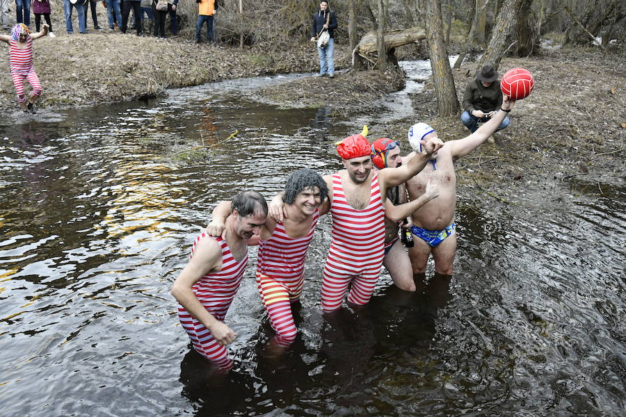 Fotos: Chapuzón en el río Gudillos para despedir 2018