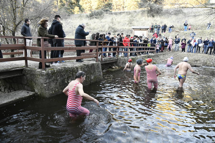 Fotos: Chapuzón en el río Gudillos para despedir 2018