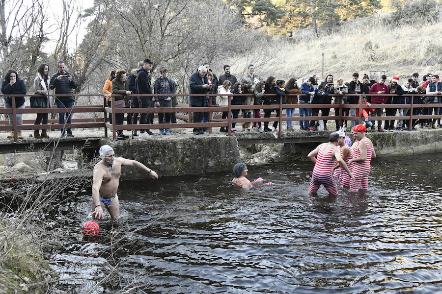 Fotos: Chapuzón en el río Gudillos para despedir 2018