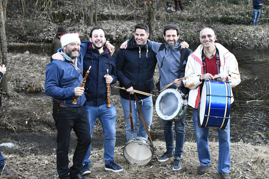 Fotos: Chapuzón en el río Gudillos para despedir 2018