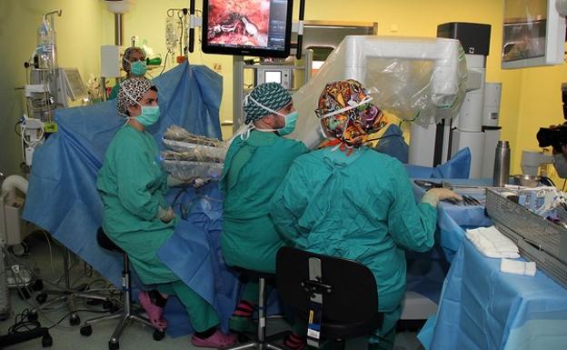 Primeras intervenciones quirúrgicas realizadas con los robots 'Da Vinci' en el Hospital de León. 