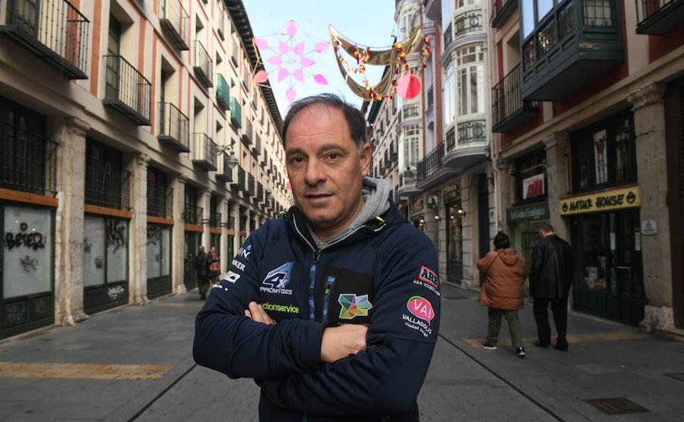 Roberto Carranza posa en la calle Platerías.