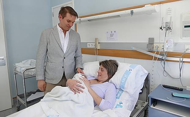 Estela y Miguel Ángel, padres de Catalina, la primera abulense que ha nacido en 2019. 