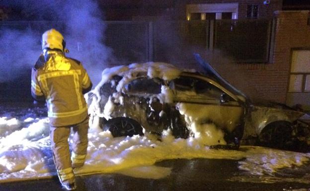 Arde un vehículo a la puerta de un chalé en Renedo de Esgueva