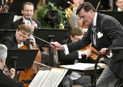 Imagen secundaria 1 - Thielemann dirigió con brío y ligereza el Concierto de Año Nuevo desde Viena