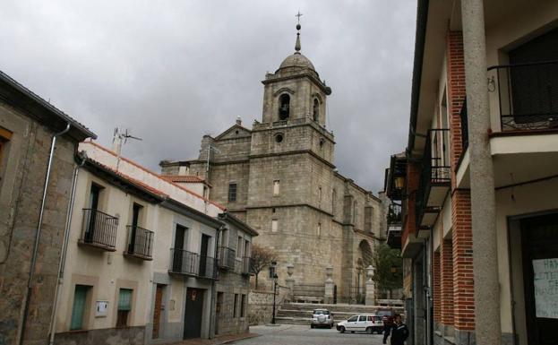 Calle de Villacastín con la iglesia de San Sebastián en el centro.