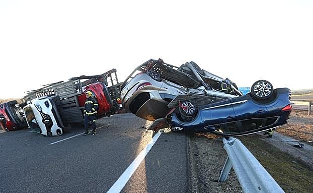 Un camión que transportaba coches vuelca en la A62, km 74,500 y provoca el corte de la autovía sentido Burgos. 