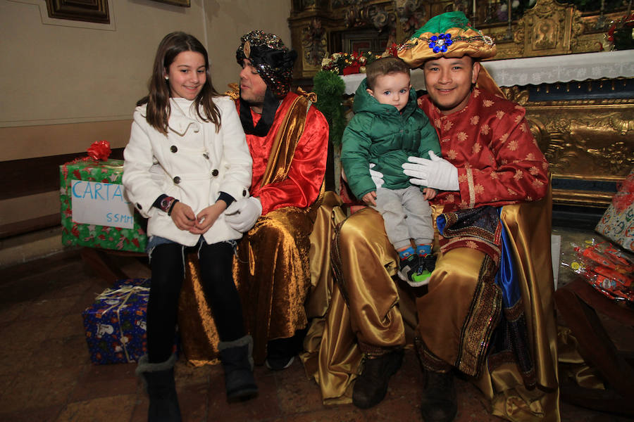 Fotos: Cartero Real y Belén artesano en el Cristo del Mercado