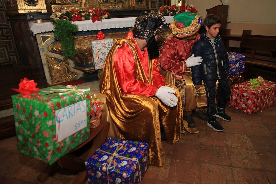 Fotos: Cartero Real y Belén artesano en el Cristo del Mercado