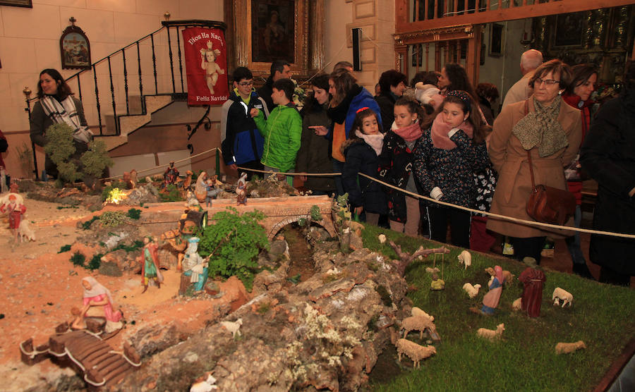 Fotos: Cartero Real y Belén artesano en el Cristo del Mercado