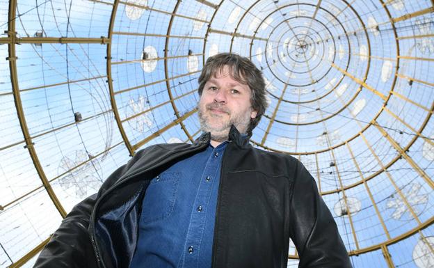 Martín Luna, nombre artístico de Jaime Arroyo, en el árbol de los deseos de la Plaza Mayor. 