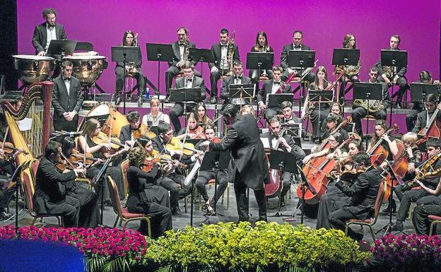 La Orquesta Filarmónica de Valladolid, dirigida por Ernesto Monsalve, interpreta una de las piezas del repertorio del concierto de Año Nuevo. 