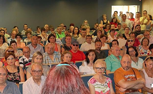 Asamblea informativa, celebrada el pasado mes de junio, tras el cierre de la clínica iDental de Valladolid. 