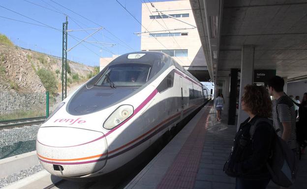 Tren Avant listo para partir en la estación Segovia-Guiomar.