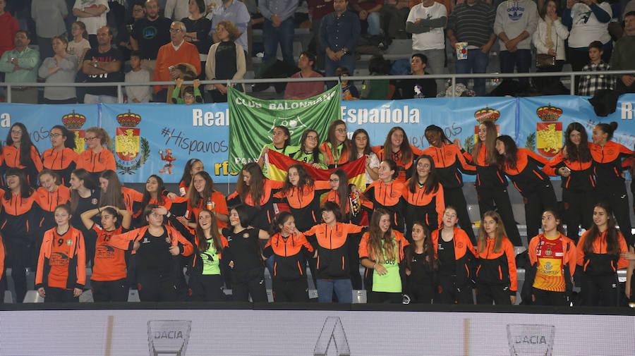 Fotos: Histórico lleno con selección de balonmano