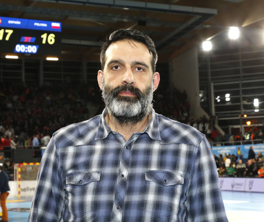 Fotos: Histórico lleno con selección de balonmano