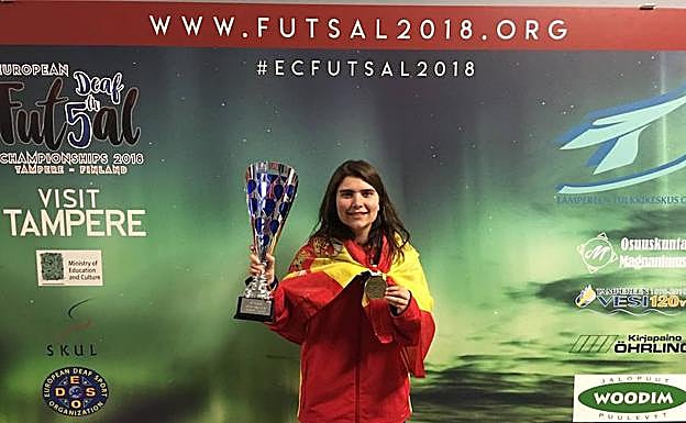 Natalia González posa con su medalla de bronce y el trofeo. 
