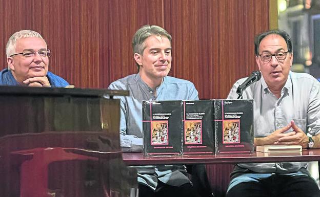 Iván Iglesias, entre Mario Benso y Miguel Ángel Pérez 'Maguil', en la presentación del libro en el Teatro Zorrilla. 