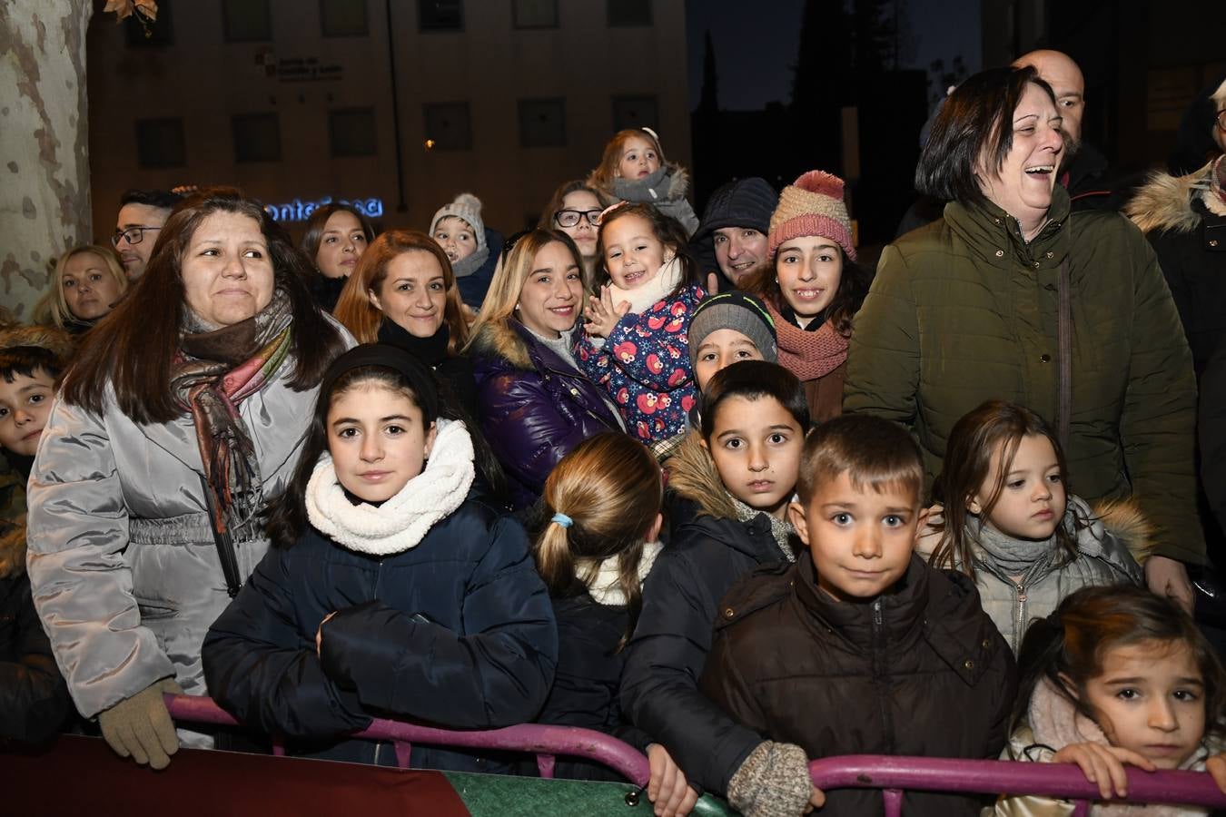 Fotos: Público en la cabalgata de Reyes de Valladolid (2/4)