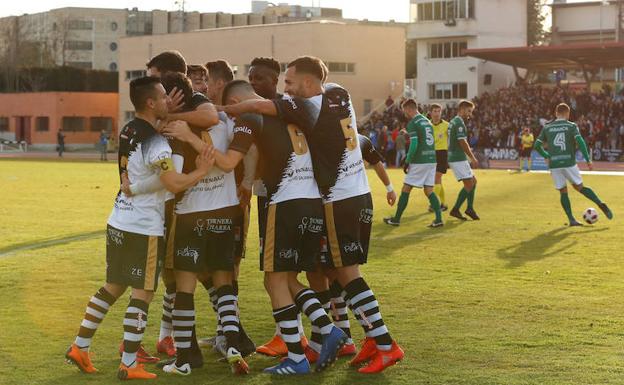 Los jugadores de Unionistas celebran su gol ante el Coruxo.