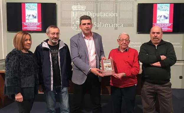 El diputado de Cultura, Julián Barrera, y el alcaldeArturo de Inés Calvo muestran el libro.