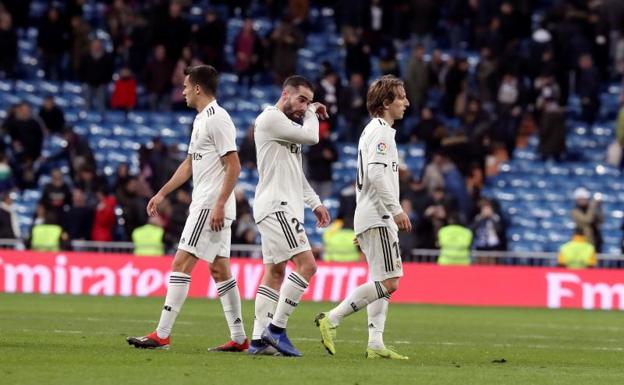 Reguilón, Carvajal y Modric se lamentan tras el partido.