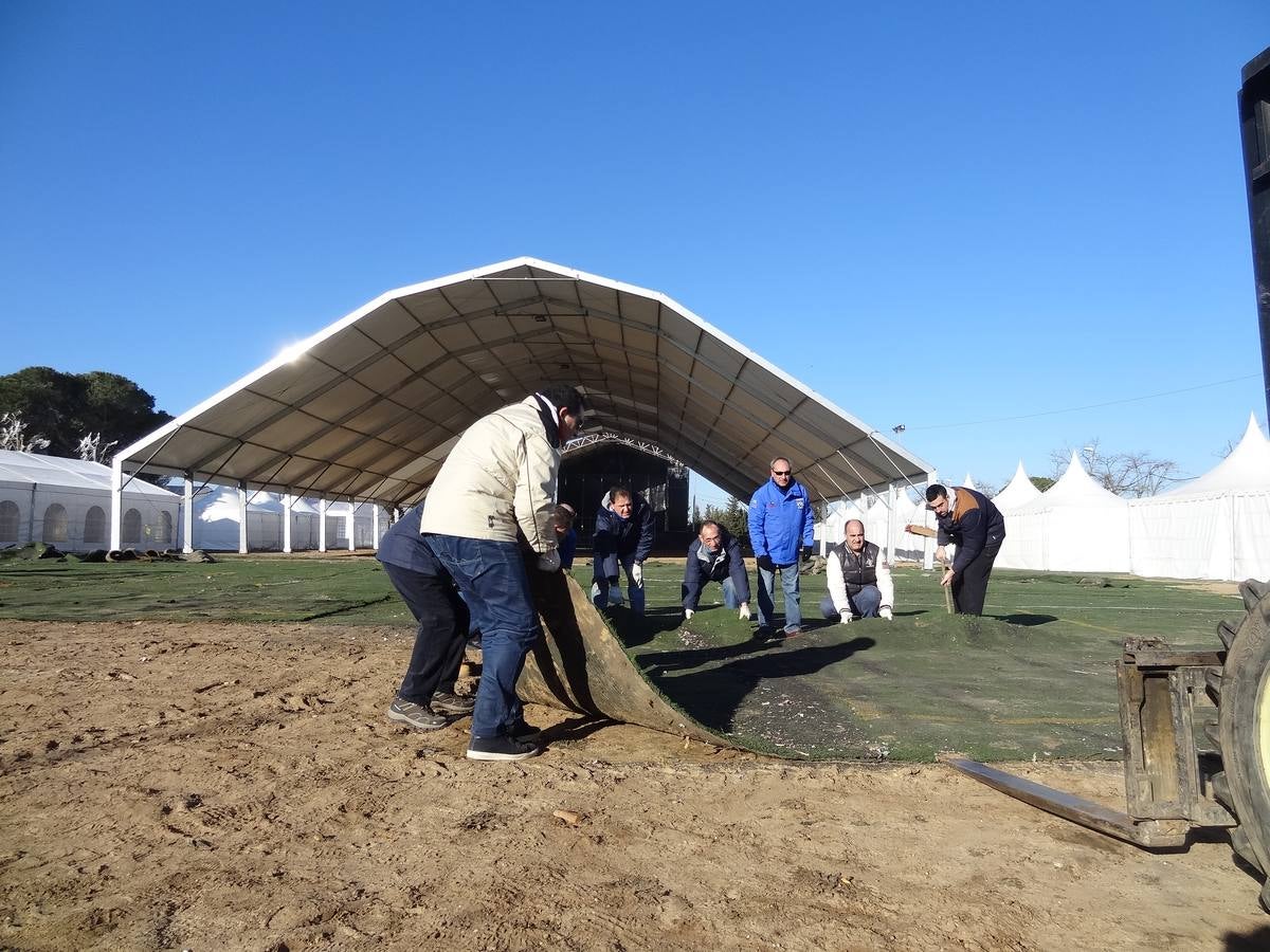 Los asistentes contarán este año con una «importante novedad» en forma de «carpa gigante» instalada a continuación del escenario en la plaza principal de la campa