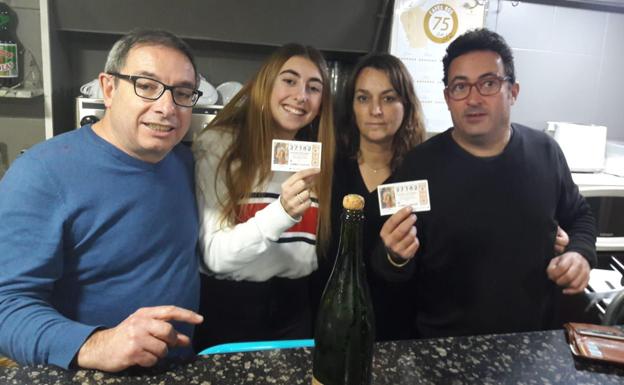 Jesús posando en el bar Güenteron junto a su hija y otro amigo que también ha resultado premiado