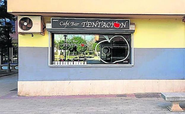Los ladrones accedieron al bar Tentación por el ventanuco del lateral y destrozaron las dos máquinas tragaperras.