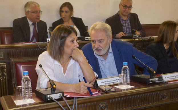 Teresa López, secretaria provincial del PSOE, con el secretario de Organización, Pedro Pablo Santamaría. :: 