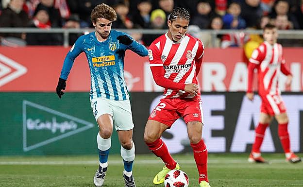 Antoine Griezmann lucha por el balón contra el centrocampista brasileño Douglas Luiz