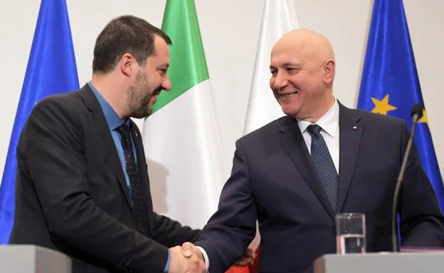 El ministro de Interior polaco, Joachim Brudzinski (d), y el viceprimer ministro italiano, Matteo Salvini (i). 