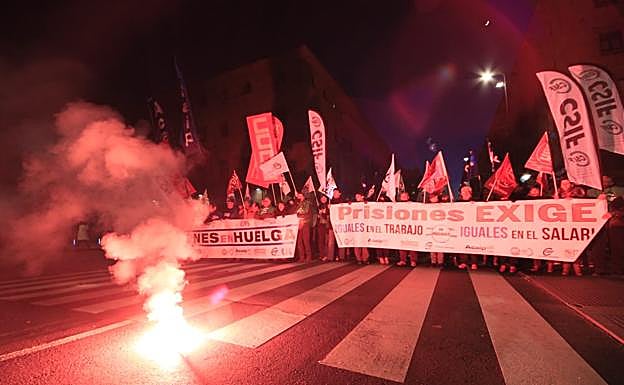 Un momento de la concentración ante la Subdelegación del Gobierno.