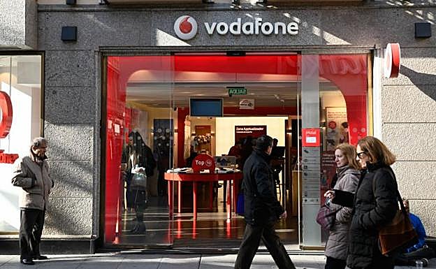 Sede de la oficina comercial de Vodafone en la calle Santiago de Valladolid. 