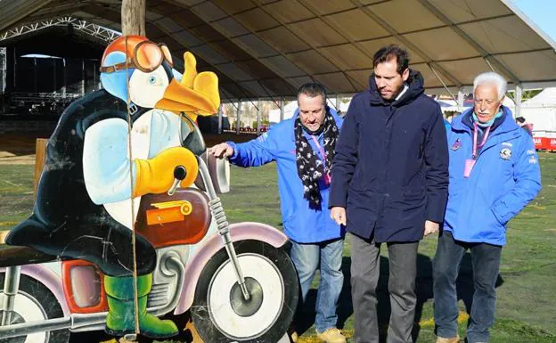 José Manuel Navas, Óscar Puente y Emilio Simó, junto al símbolo de Pingüinos durante la visita institucional. 