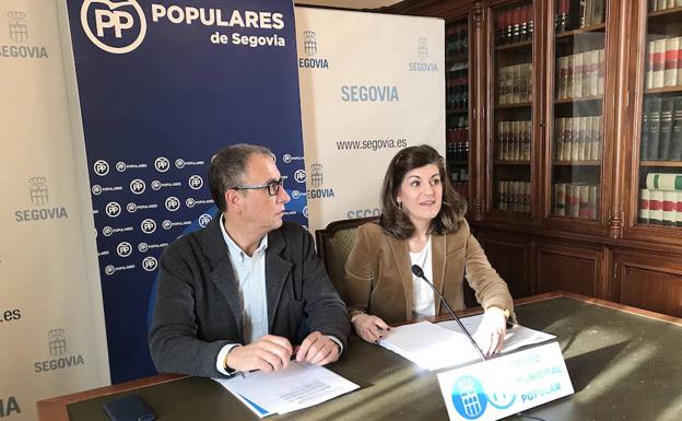 Los concejales José Luis Huertas y Azucena Suárez, durante su comparecencia. 