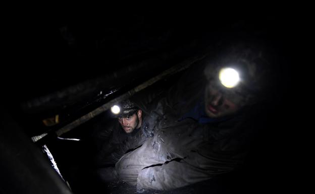 Mineros de La Escondida en el interior de la explotación.