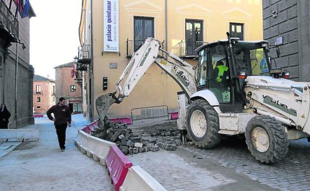 Trabajos de acondicionamiento de la calle San Agustín, ayer, en la parte de los juzgados. 