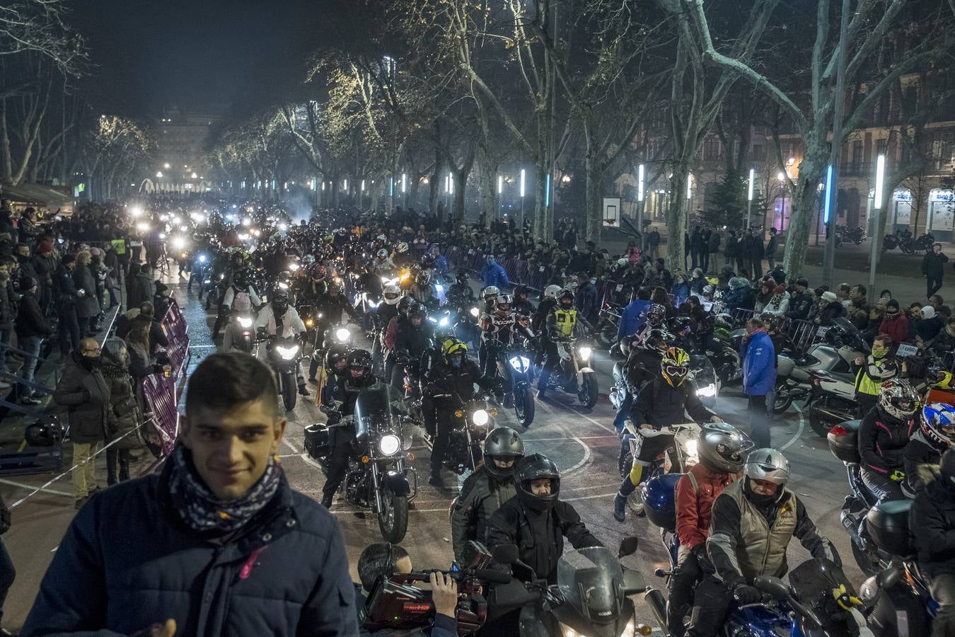 Tradicional desfile con el que los organizadores y participantes en la concentración motera Pingüinos rinden homenaje a todos los moteros fallecidos en accidente de tráfico a lo largo del año.