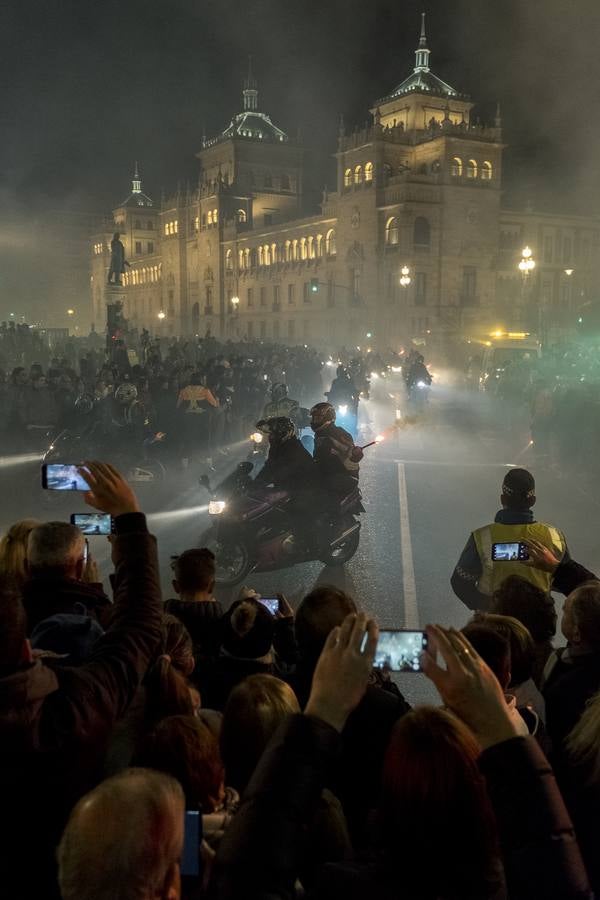 Tradicional desfile con el que los organizadores y participantes en la concentración motera Pingüinos rinden homenaje a todos los moteros fallecidos en accidente de tráfico a lo largo del año.