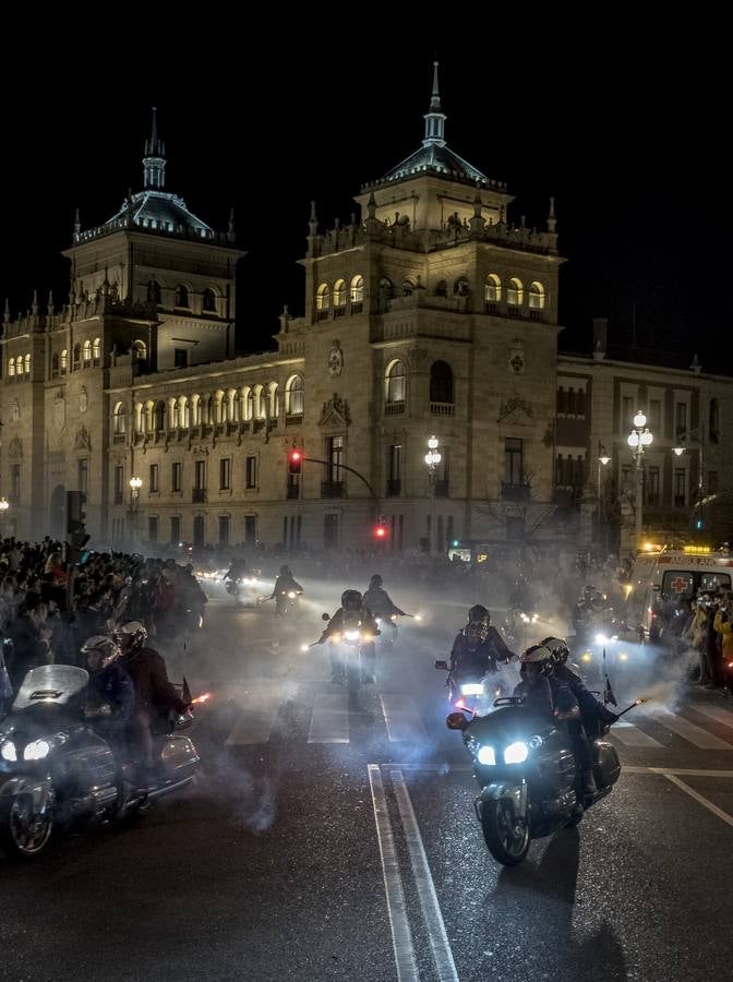 Tradicional desfile con el que los organizadores y participantes en la concentración motera Pingüinos rinden homenaje a todos los moteros fallecidos en accidente de tráfico a lo largo del año.