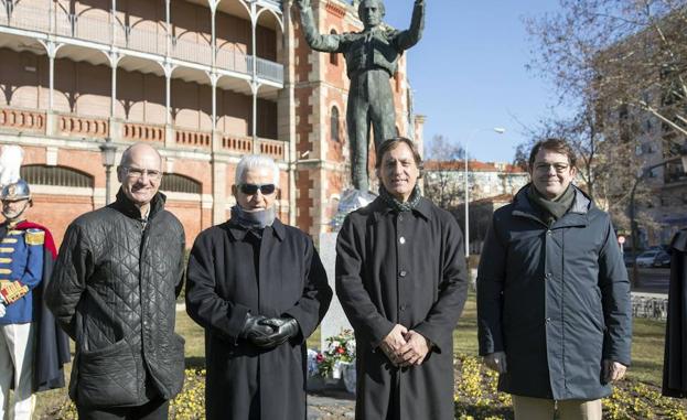 El presidente del Partido Popular de Castilla y León, Alfonso Fernández Mañueco (D), junto al alcalde de la ciudad, Carlos García Carbayo y al presidente de la Diputación, Javier Iglesias (I) participan en la ofrenda floral de homenaje al matador de toros Julio Robles, en compañía de Santiago Martín `El Viti´.