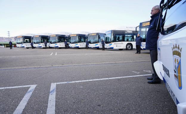 Los nuevos autobuses de la ciudad estacionados ayer en el recinto ferial de La Aldehuela. 