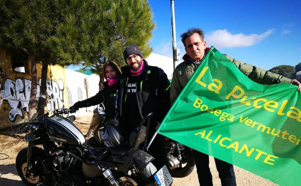 Jennifer, Iván y su padre, Isidoro, con la bandera de la vermutería que abrieron en Alicante hace un año. 