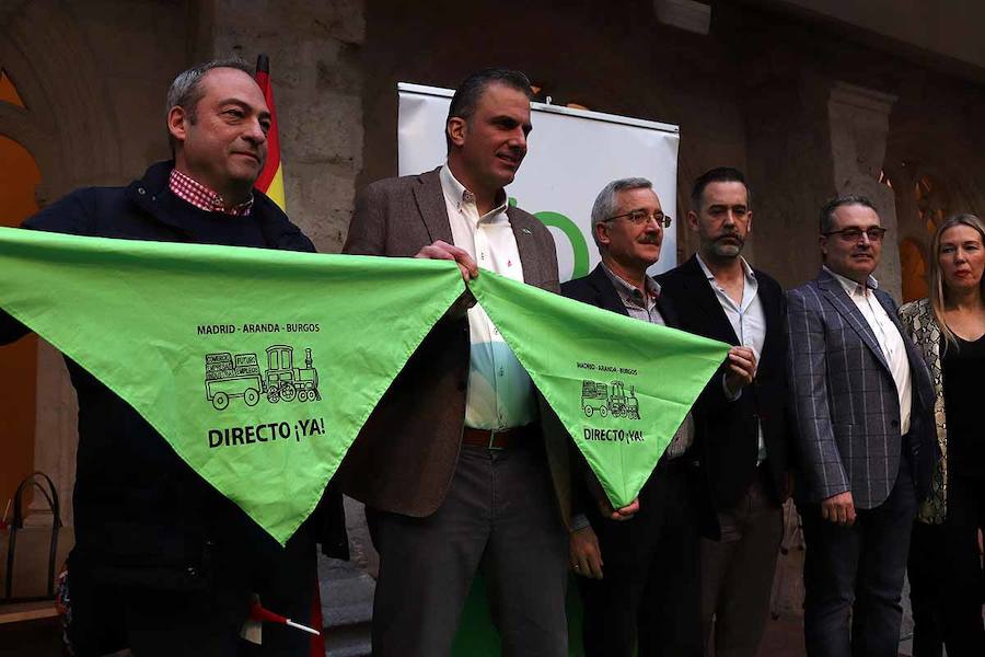 Unas 500 personas han acudido hoy al acto de Vox en Burgos al que ha acudido el secretario general Javier Ortega Smith. En el acto Vox ha defendido sus propuestas para el futuro de España. Inmigración, violencia de género, «los chiringuitos» de la política y la figura de Ortega Lara han sido los momentos más enérgicos del discurso de Ortega Smith.