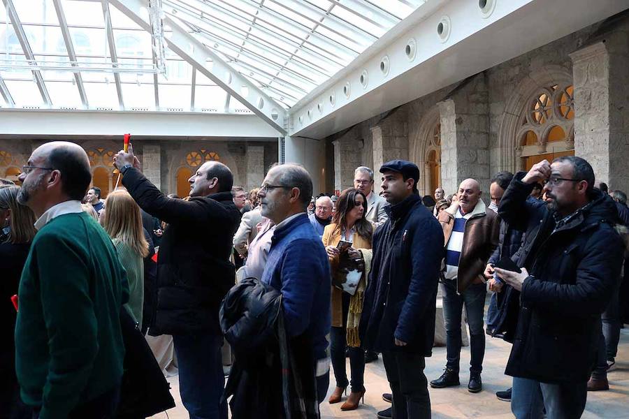 Unas 500 personas han acudido hoy al acto de Vox en Burgos al que ha acudido el secretario general Javier Ortega Smith. En el acto Vox ha defendido sus propuestas para el futuro de España. Inmigración, violencia de género, «los chiringuitos» de la política y la figura de Ortega Lara han sido los momentos más enérgicos del discurso de Ortega Smith.