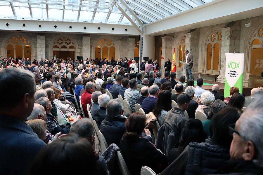 Unas 500 personas han acudido hoy al acto de Vox en Burgos al que ha acudido el secretario general Javier Ortega Smith. En el acto Vox ha defendido sus propuestas para el futuro de España. Inmigración, violencia de género, «los chiringuitos» de la política y la figura de Ortega Lara han sido los momentos más enérgicos del discurso de Ortega Smith.