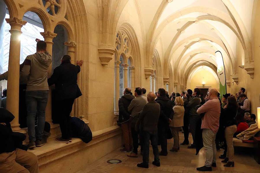 Unas 500 personas han acudido hoy al acto de Vox en Burgos al que ha acudido el secretario general Javier Ortega Smith. En el acto Vox ha defendido sus propuestas para el futuro de España. Inmigración, violencia de género, «los chiringuitos» de la política y la figura de Ortega Lara han sido los momentos más enérgicos del discurso de Ortega Smith.