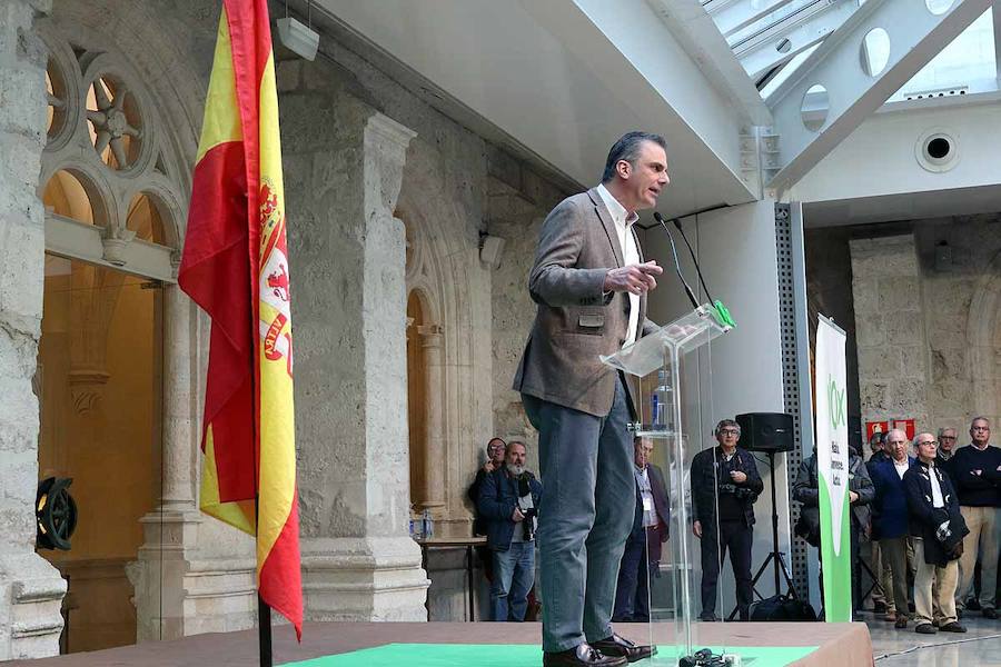 Unas 500 personas han acudido hoy al acto de Vox en Burgos al que ha acudido el secretario general Javier Ortega Smith. En el acto Vox ha defendido sus propuestas para el futuro de España. Inmigración, violencia de género, «los chiringuitos» de la política y la figura de Ortega Lara han sido los momentos más enérgicos del discurso de Ortega Smith.