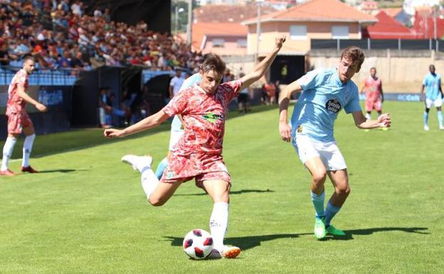 Luque se dispone a disparar en la ida ante el Celta B. 